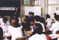 中学校での講演